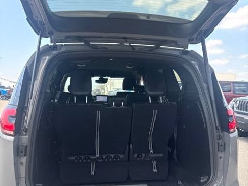 Used 2025 Chrysler Pacifica Select AWD/4WD image 22