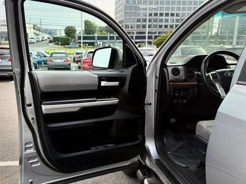Used 2017 Toyota Tundra Limited w/ Limited Premium Package AWD/4WD image 9