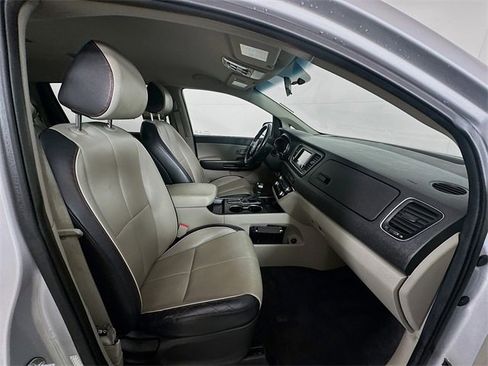 Used 2020 Kia Sedona EX image 28