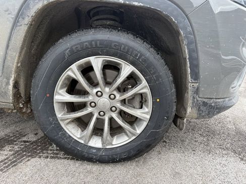 Used 2020 Jeep Cherokee Latitude Plus w/ Cold Weather Group image 4