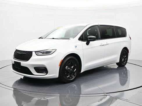 Used 2024 Chrysler Pacifica Select image 1