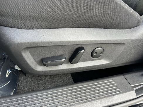 Certified 2025 Nissan Rogue SV image 29