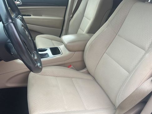 Used 2019 Jeep Grand Cherokee Laredo w/ 18" Wheel & 8.4" Radio Group image 12