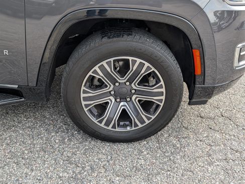 Used 2024 Jeep Wagoneer Series II w/ Flexible Seating Group image 9