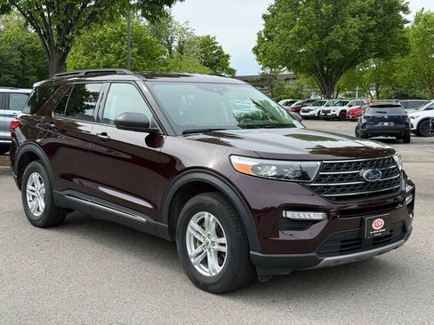 Used 2022 Ford Explorer XLT w/ Equipment Group 202A AWD/4WD image 4