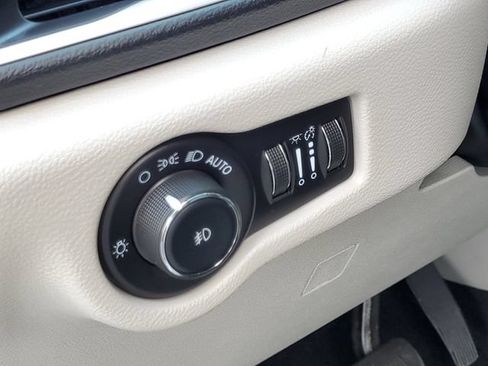 Used 2024 Chrysler Pacifica Touring-L FWD image 11