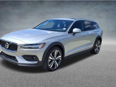 Certified 2025 Volvo V60 B5 Cross Country Plus AWD/4WD image 4