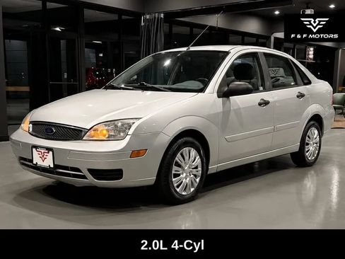 Used 2005 Ford Focus S FWD image 2