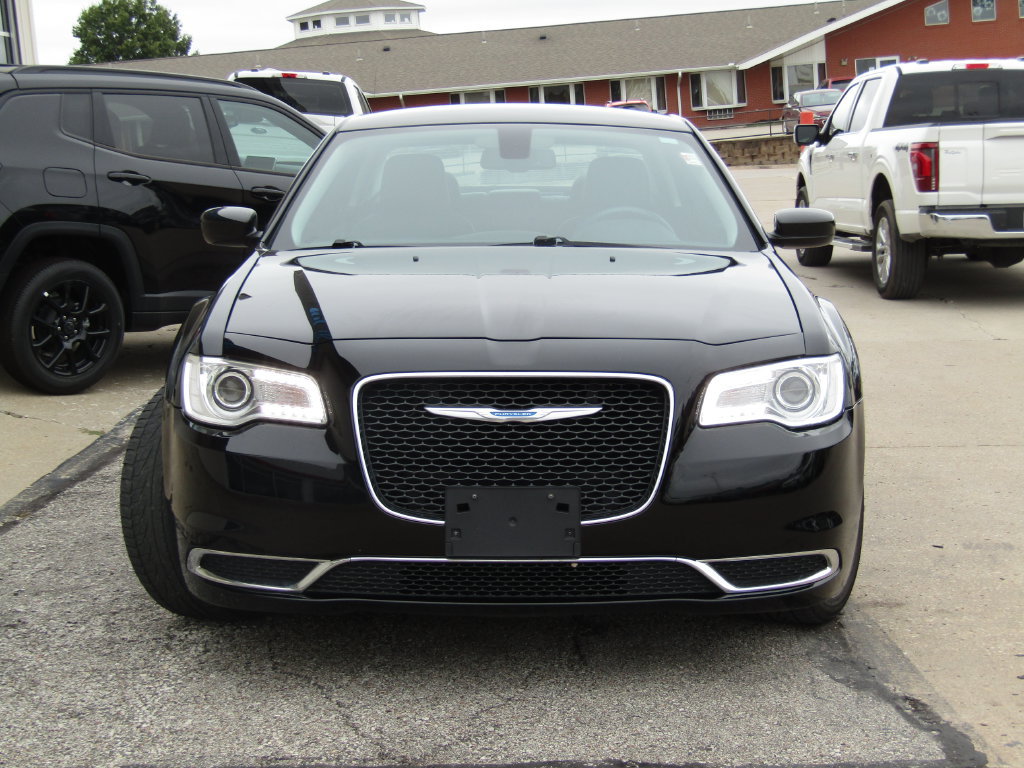 Used 2017 Chrysler 300 Limited RWD image 13