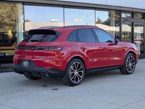 Used 2024 Porsche Cayenne S image 9