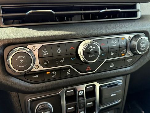 New 2025 Jeep Gladiator Sport image 21