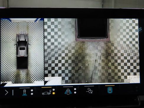 Used 2025 Chevrolet Silverado 2500 ZR2 w/ Technology Package image 16