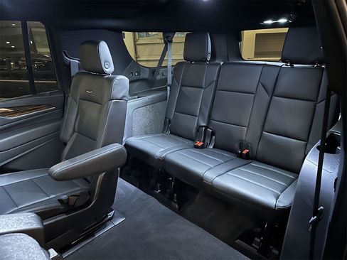 Used 2024 Cadillac Escalade ESV Luxury AWD/4WD image 5