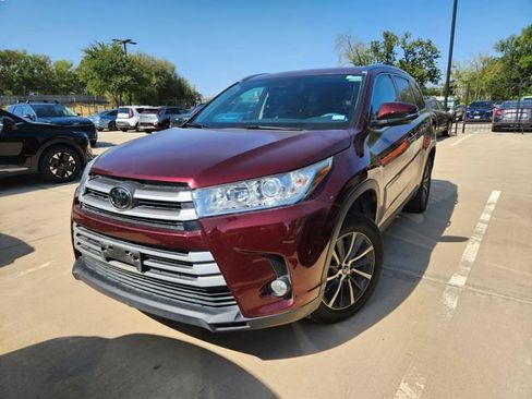 Used 2018 Toyota Highlander XLE FWD image 2