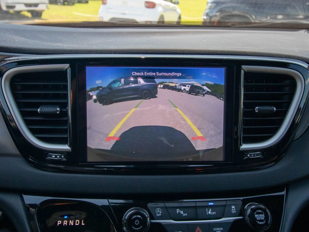 Used 2025 Chrysler Pacifica Select FWD image 28