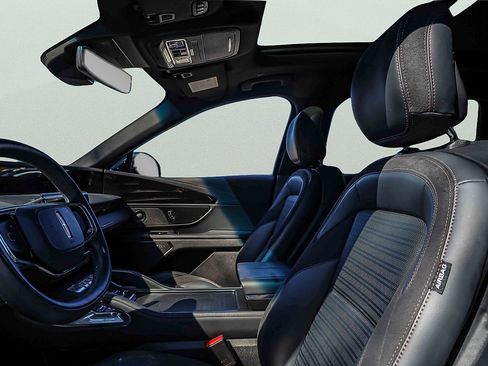 Used 2024 Lincoln Nautilus Reserve w/ Equipment Group 202A image 8