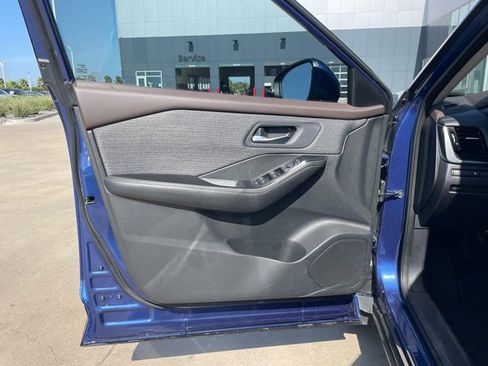 Used 2022 Nissan Rogue SV image 11