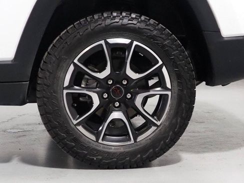 Used 2025 Jeep Compass Trailhawk AWD/4WD image 41