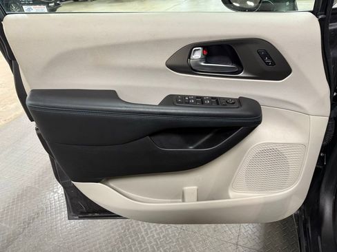 Used 2021 Chrysler Pacifica Touring-L w/ Uconnect Theater Family Group image 8