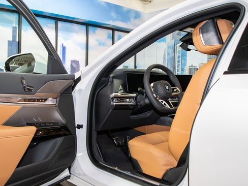 Used 2025 BMW 740i xDrive w/ Premium Package image 13