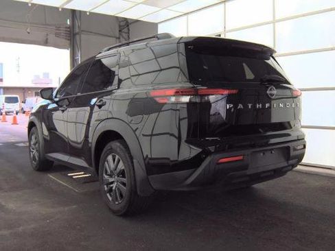 Used 2024 Nissan Pathfinder SV w/ SV Premium Package FWD image 7