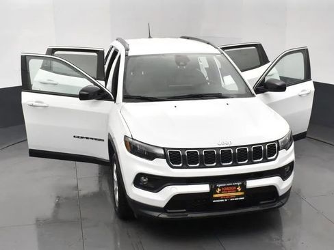 Used 2024 Jeep Compass Latitude image 10