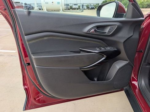 Used 2025 Chevrolet Trax LT FWD image 22