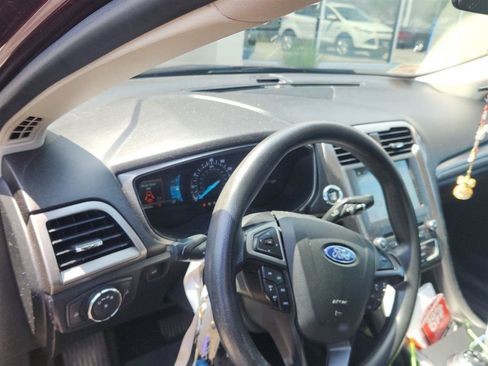 Used 2018 Ford Fusion SE w/ Fusion SE Technology Package FWD image 10