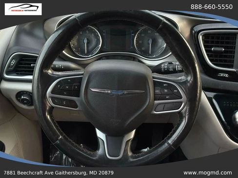 Used 2017 Chrysler Pacifica Touring-L FWD image 36