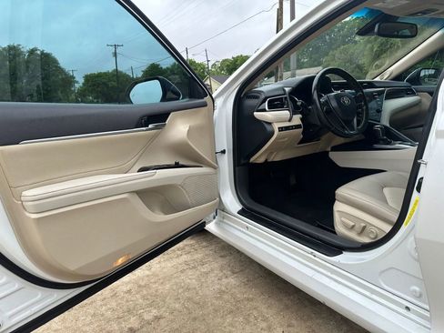 Used 2018 Toyota Camry XLE image 9