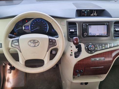 Used 2014 Toyota Sienna XLE image 33