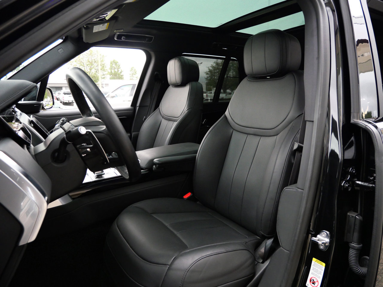 Used 2025 Land Rover Range Rover SE AWD/4WD image 13