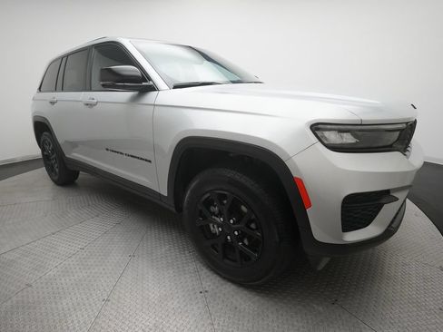Used 2025 Jeep Grand Cherokee Altitude AWD/4WD image 36