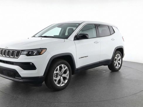 Used 2025 Jeep Compass Latitude image 3