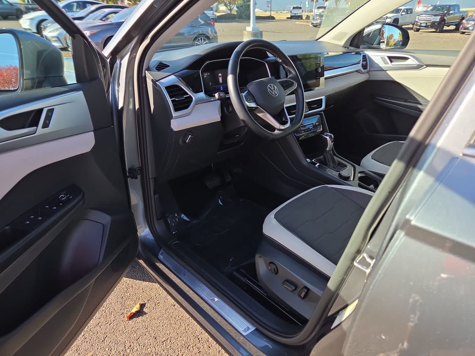 Used 2025 Volkswagen Taos SE AWD/4WD image 10
