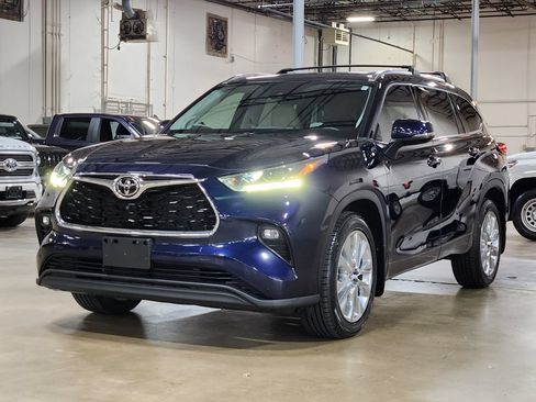 Used 2022 Toyota Highlander Limited FWD image 4