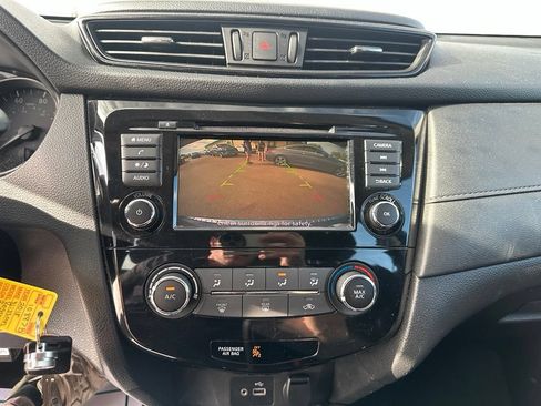 Used 2018 Nissan Rogue S AWD/4WD image 18
