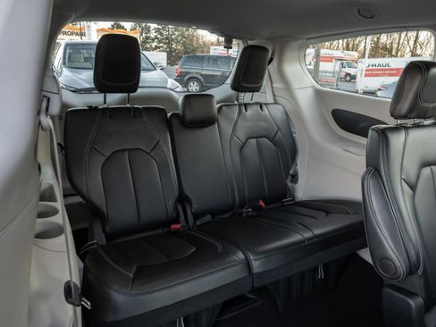 Used 2024 Chrysler Pacifica Touring-L image 40