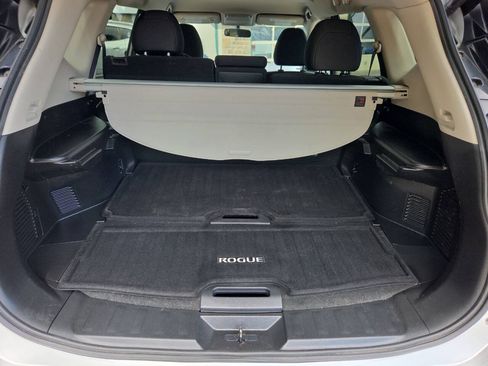 Used 2018 Nissan Rogue SV AWD/4WD image 18
