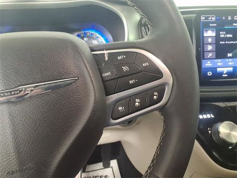 Used 2022 Chrysler Pacifica Touring-L image 16