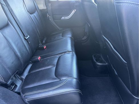 Used 2014 Jeep Wrangler Unlimited Rubicon w/ Connectivity Group image 17