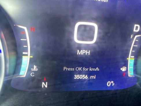 Used 2023 Chrysler Pacifica Limited w/ Uconnect Theater Family Group image 10