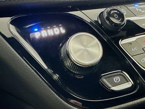 Used 2025 Chrysler Pacifica Limited image 19