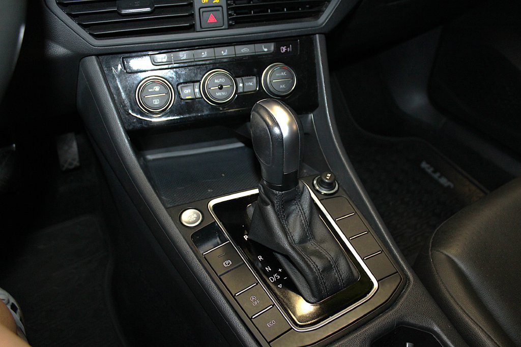 Used 2020 Volkswagen Jetta SE w/ SE Cold Weather Package FWD image 21