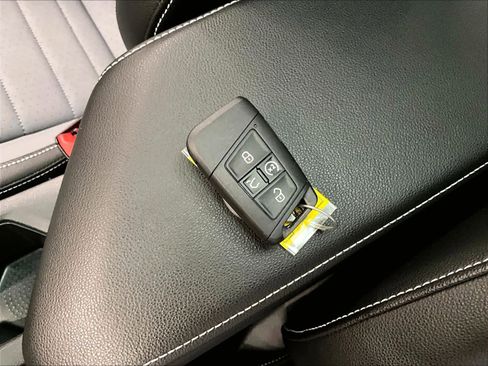 Used 2025 Volkswagen Jetta SE w/ Sunroof Package image 14