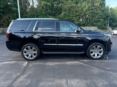 Used 2019 Cadillac Escalade Luxury AWD/4WD image 2