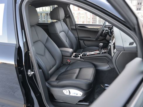 Certified 2025 Porsche Macan image 20