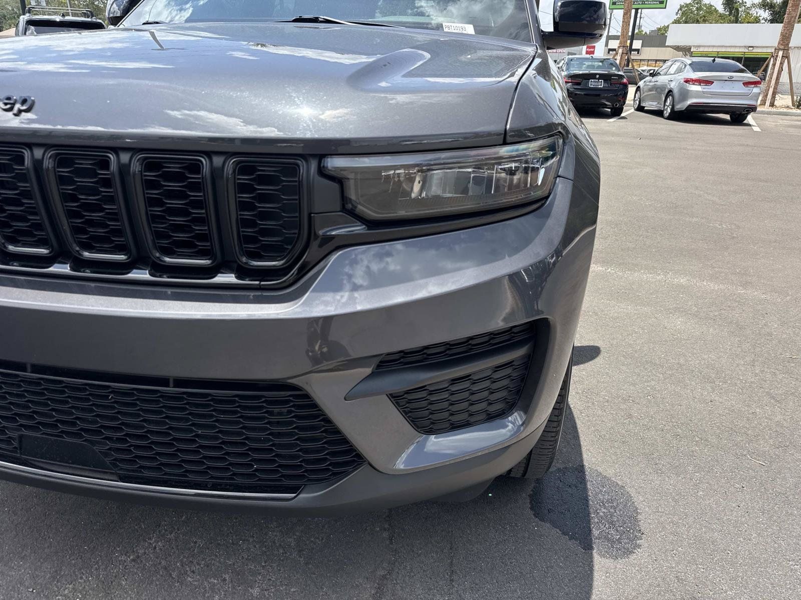 Used 2024 Jeep Grand Cherokee Altitude RWD image 9