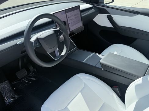 Used 2026 Tesla Model Y AWD image 30