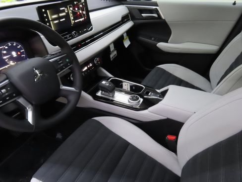 New 2025 Mitsubishi Outlander SE image 21